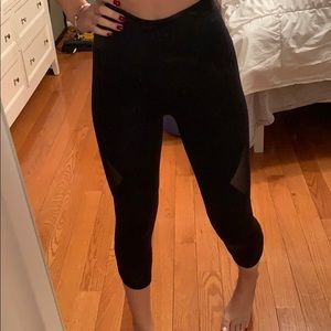BLACK CAPRI ATHLETIC LEGGINGS
